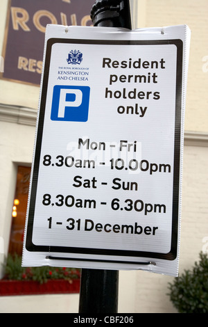 Kensington e Chelsea Resident Permit Holders solo segno di parcheggio Londra Inghilterra Regno Unito Regno Unito Foto Stock