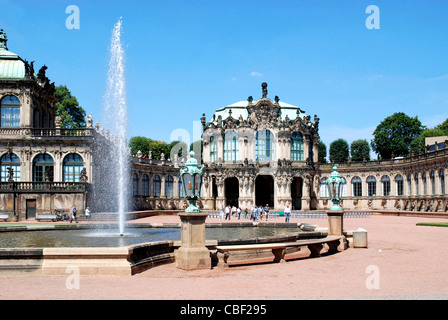 I turisti nel cortile interno del Zwinger di Dresda nel davanti del Wallpavilion nell'impianto barocco. Foto Stock