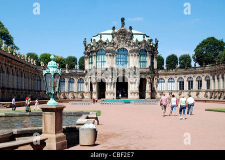 I turisti nel cortile interno del Zwinger di Dresda nel davanti del Wallpavilion nell'impianto barocco. Foto Stock