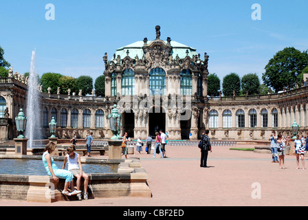 I turisti nel cortile interno del Zwinger di Dresda nel davanti del Wallpavilion nell'impianto barocco. Foto Stock