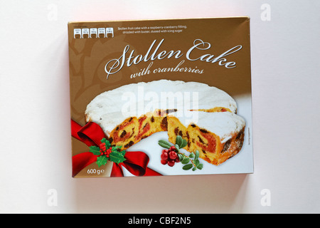 Scatola di Stollen torta con mirtilli rossi isolato su sfondo bianco Foto Stock