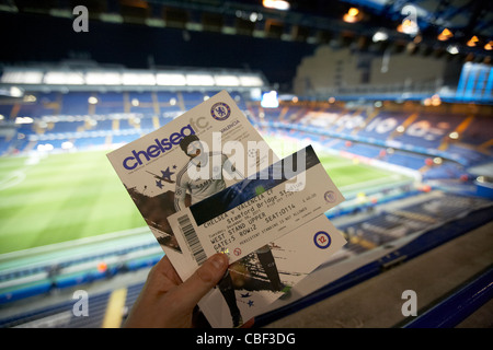Azienda match ticket e programma al campo di calcio di Stamford Bridge casa di Chelsea fc LONDON REGNO UNITO Foto Stock