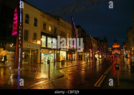 Vista verso Belfast City Hall, con il nuovo 8 montanti con i nomi delle navi costruite da Harland e Wolf per la White Star Line Foto Stock