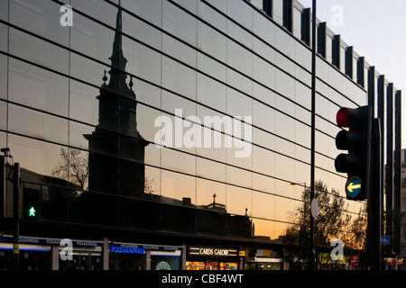 Tutti Hallows dalla torre chiesa all'alba riflessa nelle vicinanze del XX secolo con facciata in vetro costruendo città di Londra Inghilterra REGNO UNITO Foto Stock