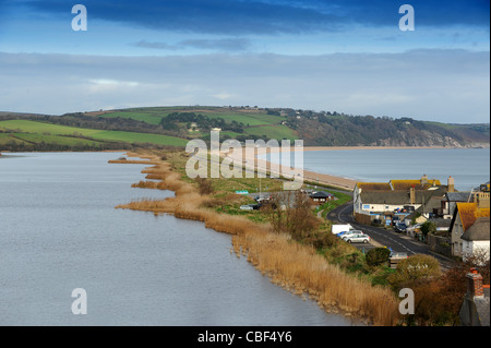 Il villaggio di Torcross con il mare sulla destra e l'acqua dolce di Slapton Ley sulla sinistra con Slapton Sands South Devon Inghilterra Uk Foto Stock