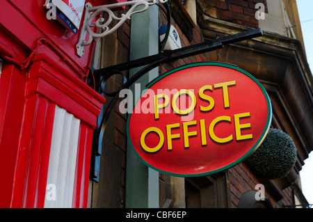 Close up di appendere Post Office segno sulla costruzione Foto Stock