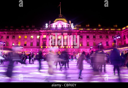 La Somerset House di Natale pista di pattinaggio sul ghiaccio con la gente di pattinaggio di notte Dicembre 2011 The Strand Londra Inghilterra REGNO UNITO Foto Stock