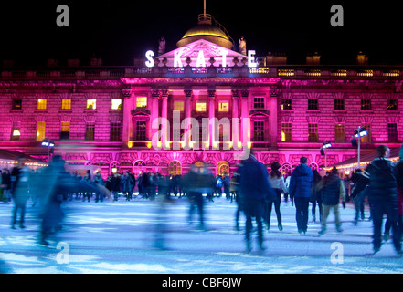 La Somerset House di Natale pista di pattinaggio sul ghiaccio con la gente di pattinaggio di notte Dicembre 2011 The Strand Londra Inghilterra REGNO UNITO Foto Stock