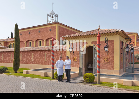 Lo chef Christophe Bacquié e il suo secondo, Guillaume Royer, di fronte al Hotel du Castellet., HOTEL DU CASTELLET,5 stud Rel Foto Stock