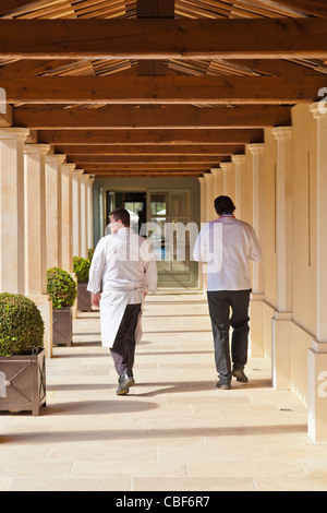 Lo chef e Guillaume Royer sul loro modo al ristorante., HOTEL DU CASTELLET,5 relè del prigioniero e il castello di Provenza 3001 rotta Foto Stock