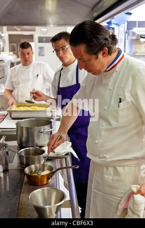 Lo chef e il suo team., HOTEL DU CASTELLET,5 relè del prigioniero e il castello di Provenza 3001, Route Des Hauts Du Camp - 83330 LE CASTELLE Foto Stock