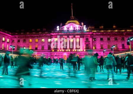 La Somerset House di Natale pista di pattinaggio sul ghiaccio con la gente di pattinaggio di notte Dicembre 2011 The Strand Londra Inghilterra REGNO UNITO Foto Stock