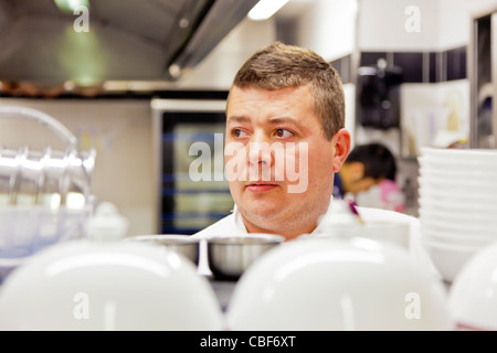 Ritratto del sous-chef Guillaume Royer., HOTEL DU CASTELLET,5 relè del prigioniero e il castello di Provenza 3001, Route Des Hauts Du ca Foto Stock