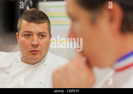 Ritratto di Mister Guillaume Royer, sous-chef del ristorante., HOTEL DU CASTELLET,5 relè del prigioniero e il castello di Provenza 3001 R Foto Stock