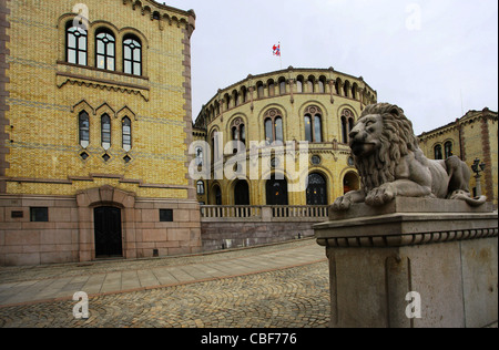 Una scultura lion sta di guardia al di fuori del Palazzo del Parlamento in Oslo Norvegia Foto Stock