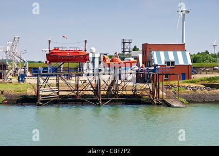 Training Camp soccorso con la vita di barche e altre attrezzature in porto Foto Stock