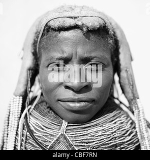 Mwila donna con Vilanda Collana a Huila città mercato, Angola Foto Stock