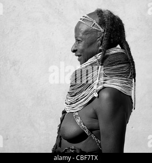 Mwila vecchia donna con collana Vilanda e acconciatura tradizionali, Angola Foto Stock