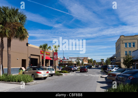 La strada principale (Stuart Avenue) in centro lago del Galles, una tipica cittadina nella Florida Centrale, STATI UNITI D'AMERICA Foto Stock