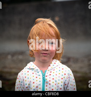 Piccola ragazza con i capelli rossi ritratto Foto Stock