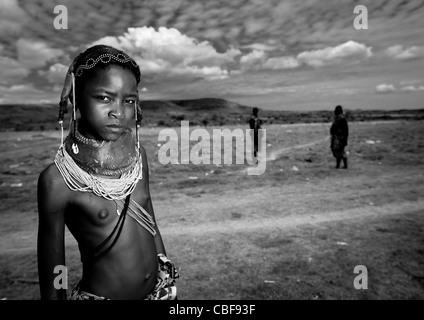 Mwila ragazza con una collana Vikeka, Area Chibia, Angola Foto Stock
