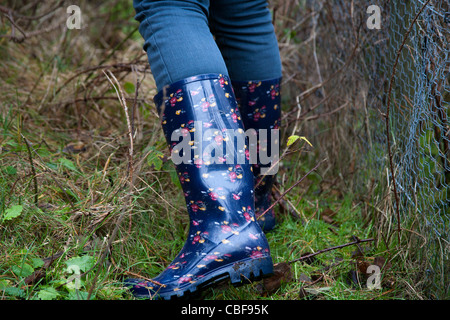 Una donna che indossa wellingtons in Formby Foto Stock