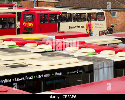 Gli autobus della Brighton e Hove società di autobus di Lewes Road Bus Garage, Brighton Foto Stock