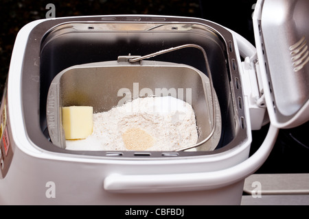 La produzione di pane macchina con ingredienti preparati per miscelazione Foto Stock