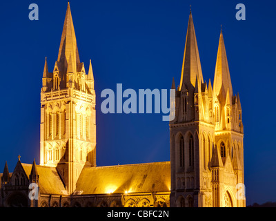 Truro Cathedral di notte Cornwall Inghilterra REGNO UNITO Foto Stock