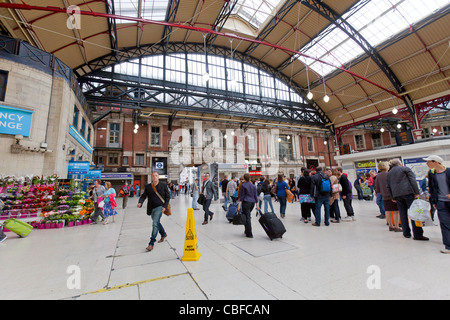 I viaggiatori alla Stazione Ferroviaria Victoria di Londra, Inghilterra. Foto Stock