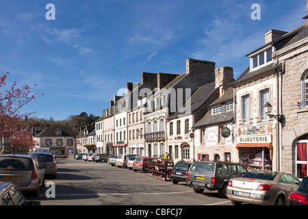 Negozi nel centro città a Huelgoat, Finisterre, Bretagna Francia Foto Stock