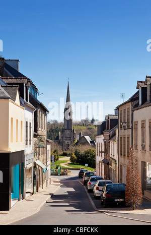 Strada e chiesa di Notre des de Portes a Chateauneuf du faou, Bretagna Francia Foto Stock