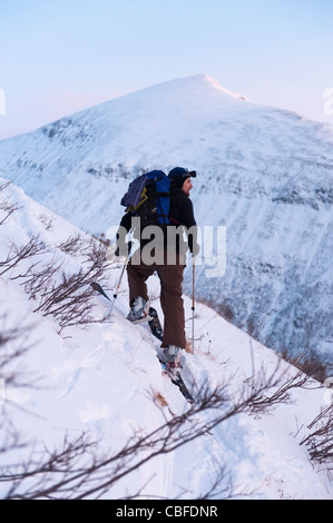 Lo sci-alpinismo in Tamok, Norvegia settentrionale durante la notte polare stagione. Foto Stock