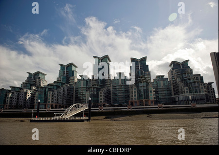 La costruzione di nuovi sviluppi sulla riva sud del Tamigi vicino a Vauxhall, London, Regno Unito Foto Stock
