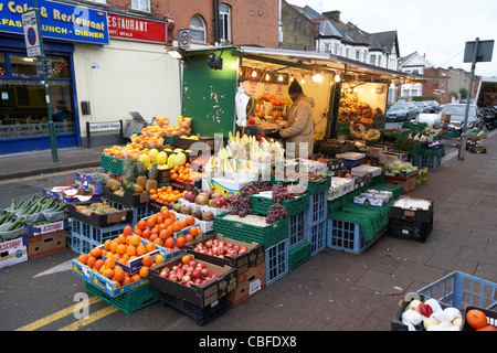 Sulla strada di frutta e verdura in stallo nel nord di Londra England Regno Unito Regno Unito Foto Stock