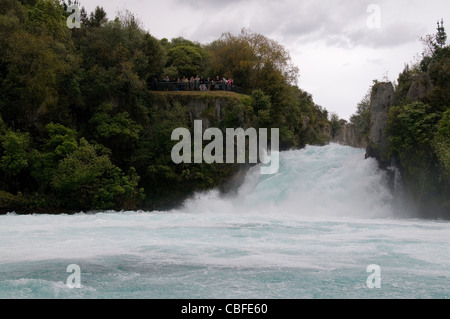 Spettacolari Cascate Huka sul fiume Waikato con la sua faccia rock cliffs è uno della Nuova Zelanda più visitate attrazioni naturali. Foto Stock