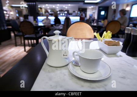 Pentola di tè da instore cafe in magazzini Harrods Londra Inghilterra Regno Unito Regno Unito Foto Stock