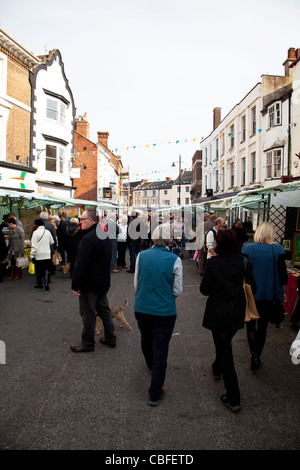 Louth mercato Vittoriano, Lincolnshire, Inghilterra ampia vista di cornmarket con acquirenti cercando navigando in merci Foto Stock