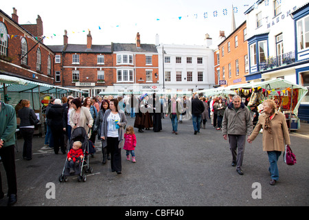 Louth mercato Vittoriano, Lincolnshire, Inghilterra ampia vista di cornmarket con acquirenti cercando navigando in merci Foto Stock