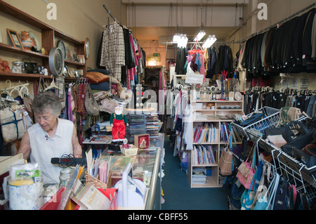 Opportunità (la carità o la parsimonia) "op" shop a Melbourne, Victoria, Australia Foto Stock