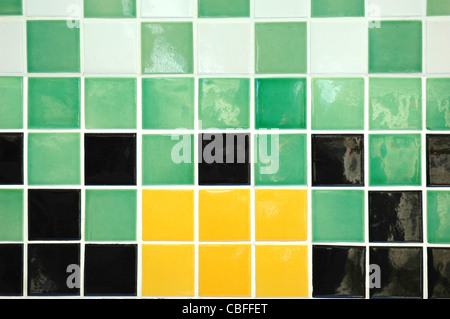 Vecchie piastrelle ceramiche in giallo, verde, bianco e nero Foto Stock