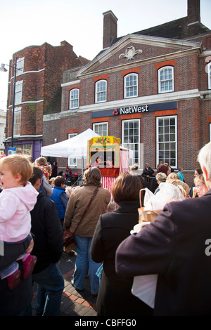 Louth mercato Vittoriano, Lincolnshire, Inghilterra tradizionale punch e judy spettacolo di burattini guardato dalla folla Foto Stock