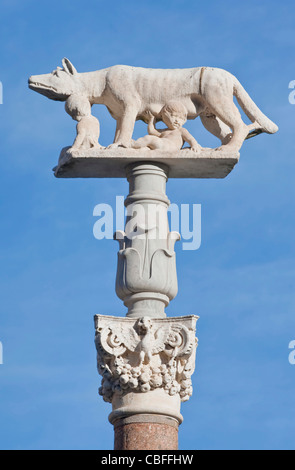 L'Italia, Toscana, Siena, Siena Cattedrale (Duomo di Siena). Statua della Lupa con Romolo e Remo Foto Stock