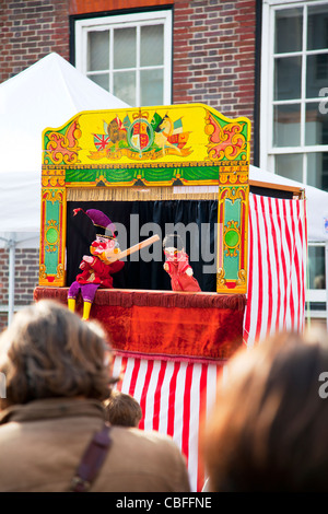 Louth mercato Vittoriano, Lincolnshire, Inghilterra tradizionale punch e judy spettacolo di burattini guardato dalla folla Foto Stock