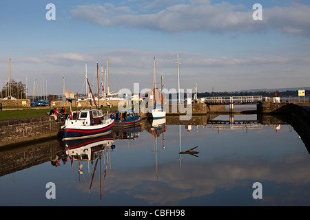 Imbarcazioni di salvataggio storico in porto a Lydney sul fiume Severn Lydney porto progetto di rigenerazione REGNO UNITO Foto Stock