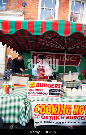 Louth mercato Vittoriano, Lincolnshire, Inghilterra uomo vendita di hamburger di struzzo e canguro Foto Stock