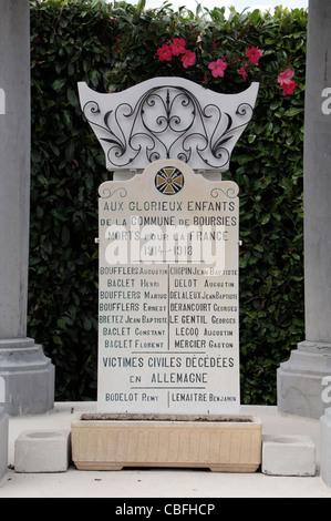 Close up della targa commemorativa sulla Boursies Prima Guerra Mondiale Memorial, in Boursies, Nord-Pas-de-Calais, Francia. Foto Stock