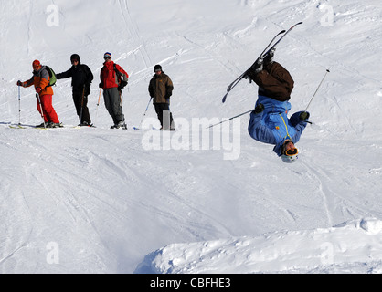 Varie sci le foto scattate in Avoriaz in Francia. Include gli sciatori e snow boarders facendo trucchi e salti. Foto Stock