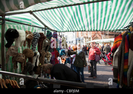 Louth mercato Vittoriano, Lincolnshire, Inghilterra hat titolare di stallo cappelli di vendita ai clienti animale insolito e cappelli per la vendita Foto Stock