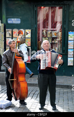 Due uomini musicista di strada sulla strada di Parigi a Montmartre, Parigi Foto Stock